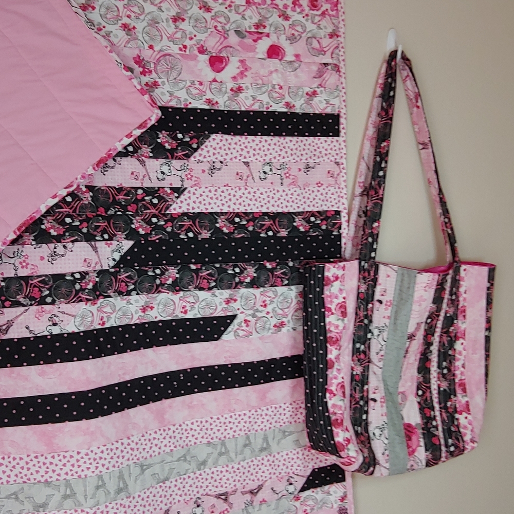 🙌 Beautiful quilt with matching bag
